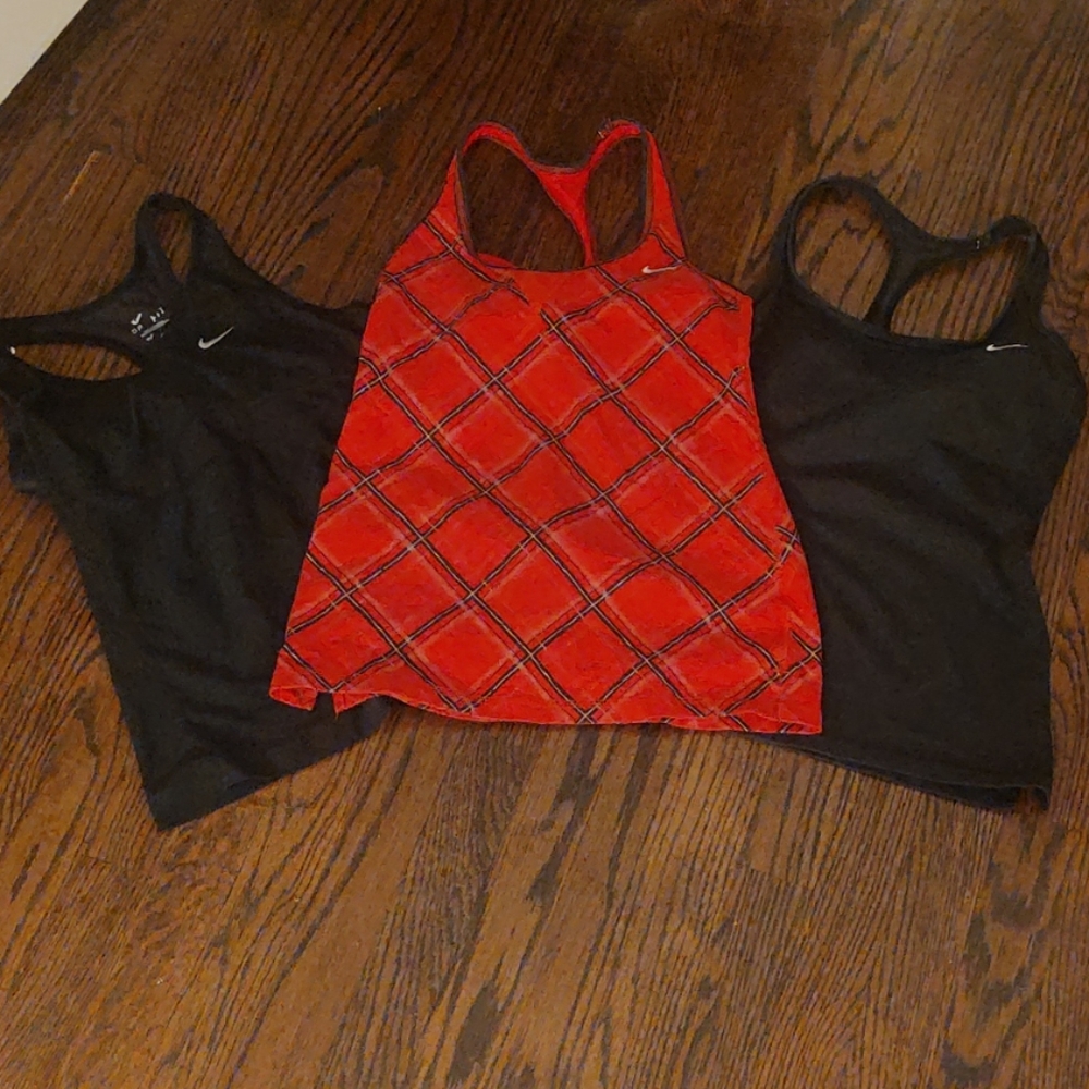 Nike Dry Fit athletic/work out stretch tops EUC Sm